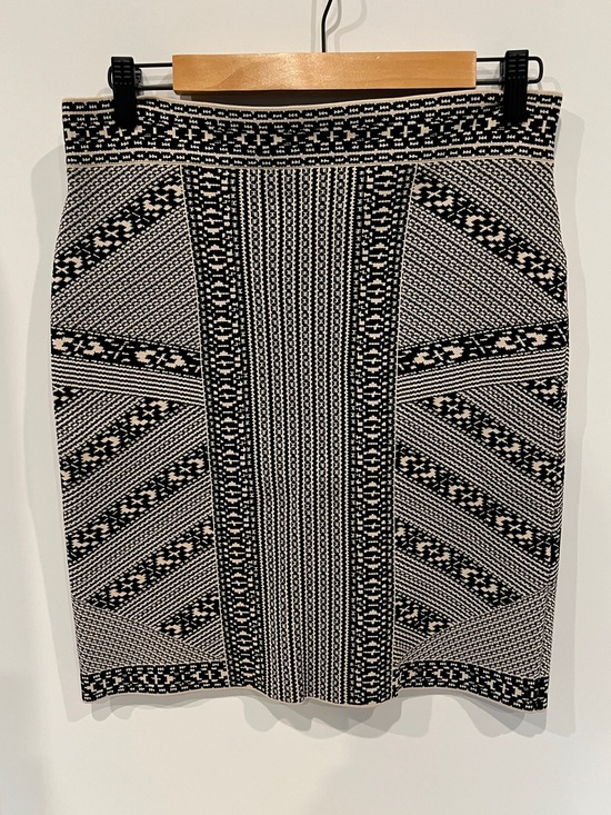 BCBGMaxAzria Dresses & Skirts - BCBGMaxAzria Geometric Jacquard Bodycon Mini Skirt Large Black White